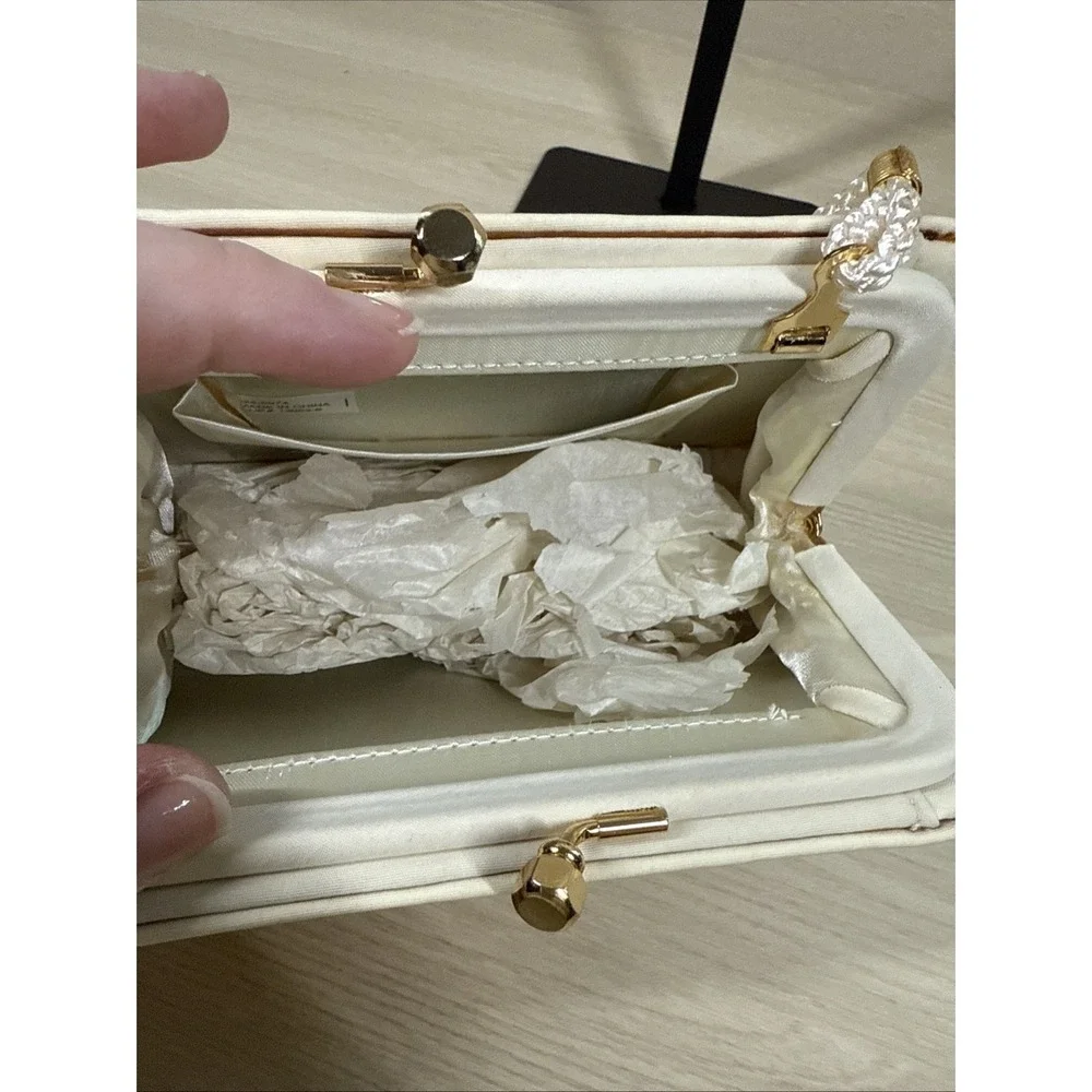 Vintage Tan Satin Kisslock Evening Bag‎ Clutch Purse Gold Tone Kiss Clasp Chain